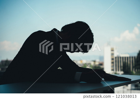 剪影商人(權力騷擾、壓力、令人沮喪、憤怒、悲傷、痛苦) 剪影商人(權力騷擾、壓力、令人沮喪、憤怒、悲傷、痛苦) 121038013