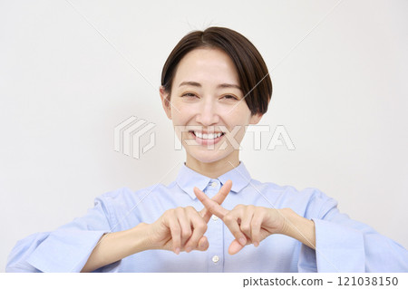 女性十字標記白色背景 121038150