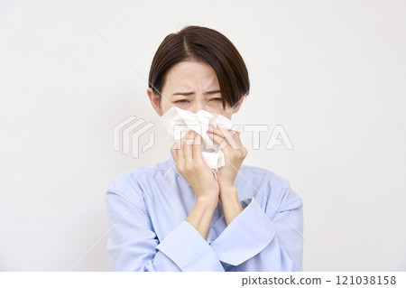 女人擤鼻涕，白色背景 121038158