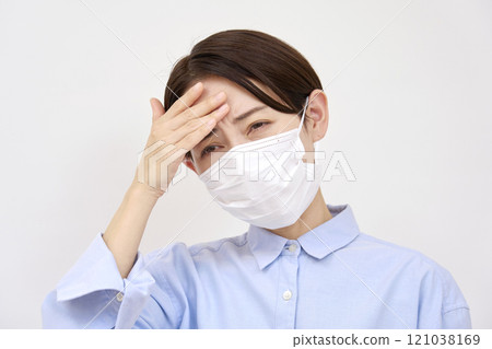 戴著冷面具、白色背景的頭痛婦女 121038169