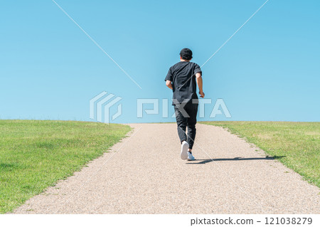 一個人在藍天下跑步/慢跑（運動員/有氧運動/運動/健身） 121038279