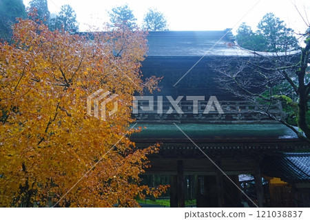 Eiheiji Temple: Sanmon Gate at dusk in early winter 121038837