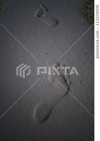 Footprints left on the beach 121038936