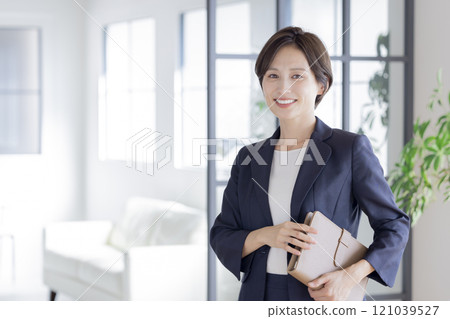 一個穿著西裝的女人的肖像 121039527