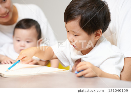 男孩與家庭圖畫 121040109
