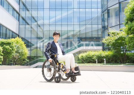 穿西裝的輪椅使用者 121040113