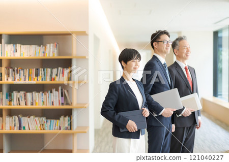 商界人士在辦公室裡排隊 121040227