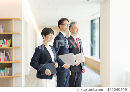 商界人士在辦公室裡排隊 121040229