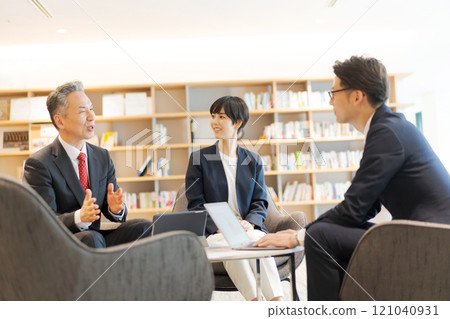 Business person having a meeting 121040931