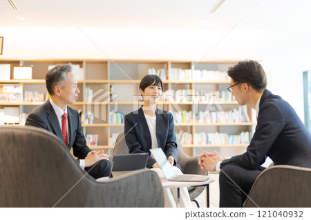 正在開會的商務人士 正在開會的商務人士 121040932