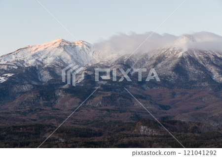 冬天的御嶽山被朝陽照亮 冬天的御嶽山被朝陽照亮 121041292