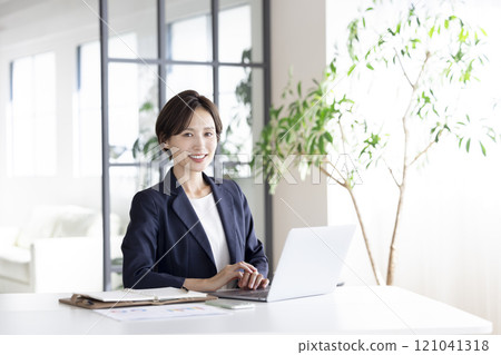 在筆記型電腦上工作的女商人 在筆記型電腦上工作的女商人 121041318