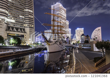 反映在水面上的帆船日本丸與港未來夜景 121041368