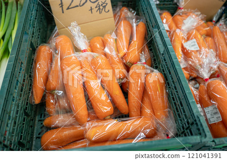 Carrots for sale at the market 121041391