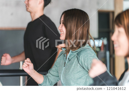 Asian men and women doing aerobic exercise using room runners and running machines at the gym 121041612