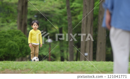 4 歲男孩和父親在公園踢足球 121041771