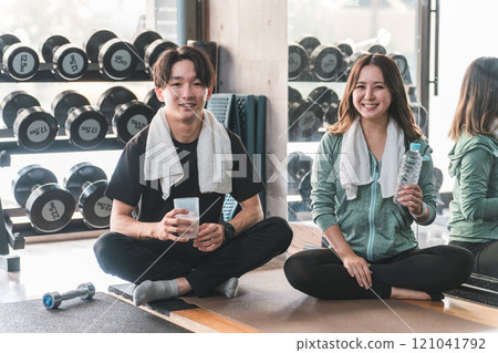 Men and women, couples who go to the gym to rest and hydrate 121041792