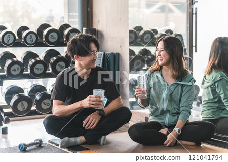 Men and women, couples who go to the gym to rest and hydrate 121041794