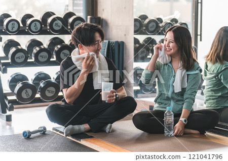 Men and women, couples who go to the gym to rest and hydrate 121041796