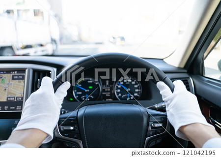 駕駛汽車的人的手 121042195
