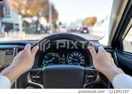 駕駛汽車的人的手 駕駛汽車的人的手 121042197