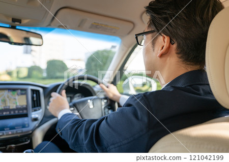 駕駛汽車的人的手 駕駛汽車的人的手 121042199