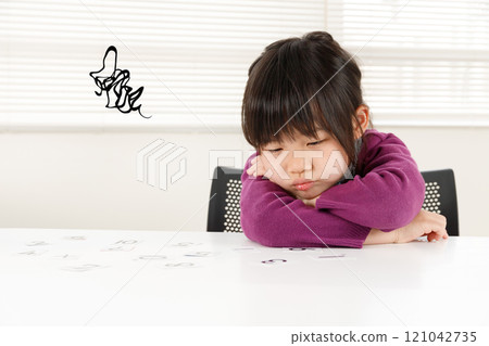 A girl in elementary school who is not good at studying. Feelings that are difficult and difficult to understand A girl in elementary school who is not good at studying. Feelings that are difficult and difficult to understand 121042735