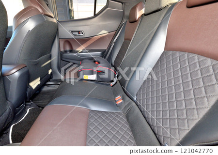 Junior seat/booster seat in-car image Junior seat/booster seat in-car image 121042770