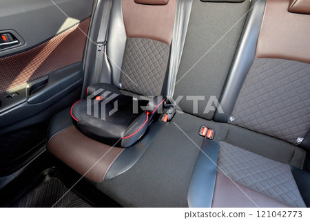 Junior seat/booster seat in-car image Junior seat/booster seat in-car image 121042773