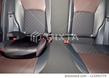 Junior seat/booster seat in-car image Junior seat/booster seat in-car image 121042774
