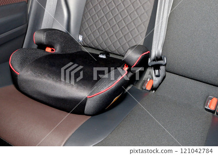 Junior seat/booster seat in-car image Junior seat/booster seat in-car image 121042784