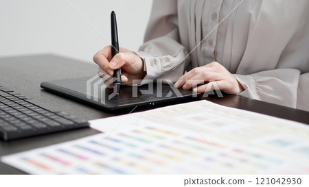 在電腦上工作的創意女性 121042930