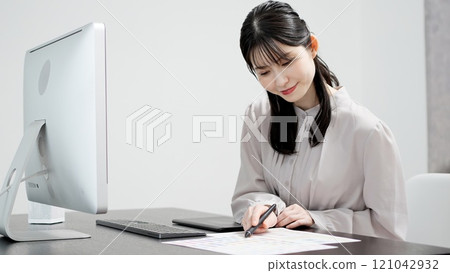 在電腦上工作的創意女性 121042932