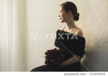 一個穿黑色連衣裙的女人 121043025