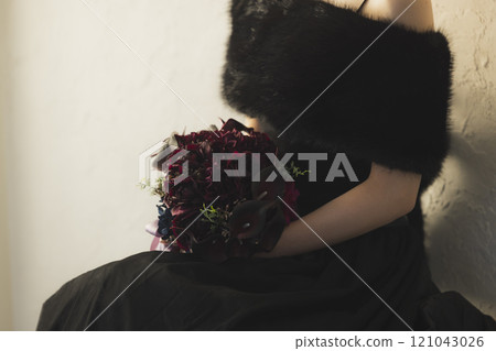一個穿黑色連衣裙的女人 121043026