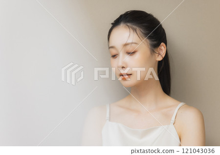 Woman smiling with hands on face 121043036