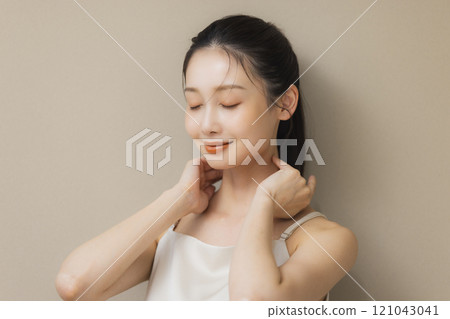 一個女人用手摀著臉微笑 121043041