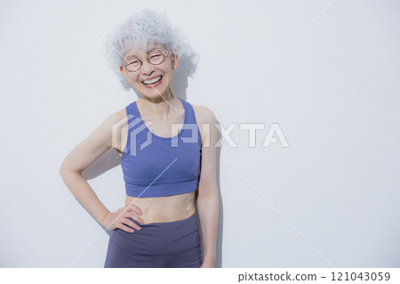 運動裝的高級女性 運動裝的高級女性 121043059
