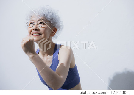 Senior women of sportswear 121043063