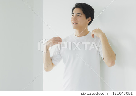 穿白T恤的男人 121043091