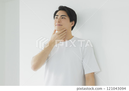 穿白T恤的男人 穿白T恤的男人 121043094