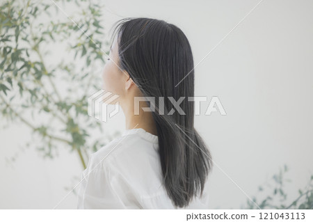 年輕女性的護髮形象 121043113