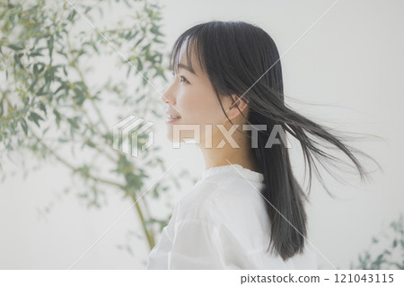 年輕女性的護髮形象 121043115