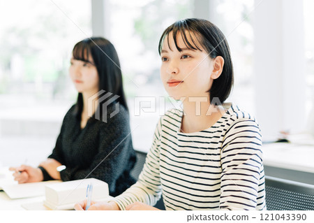 正在上課的大學生 121043390