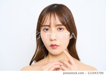 Fashion portrait of a young Japanese woman 121043790
