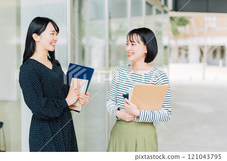 女大學生在校園裡聊天 121043795