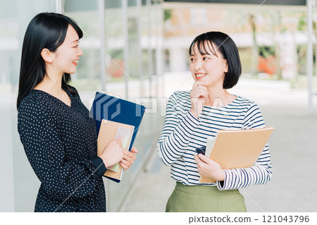 女大學生在校園裡聊天 121043796