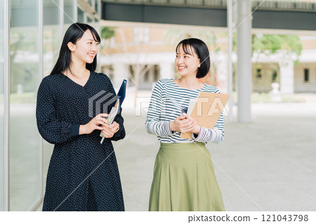 女大學生在校園裡聊天 121043798