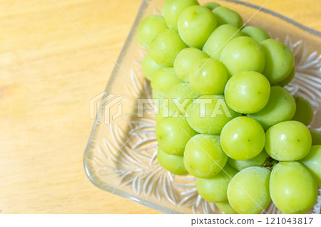 Shine Muscat on the table 121043817