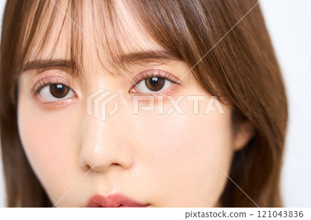 Fashion portrait of a young Japanese woman 121043836